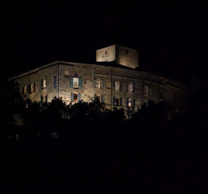 Il castello del Bianello è “ rosso Matilde” grazie al nuovo impianto con 70 punti luce