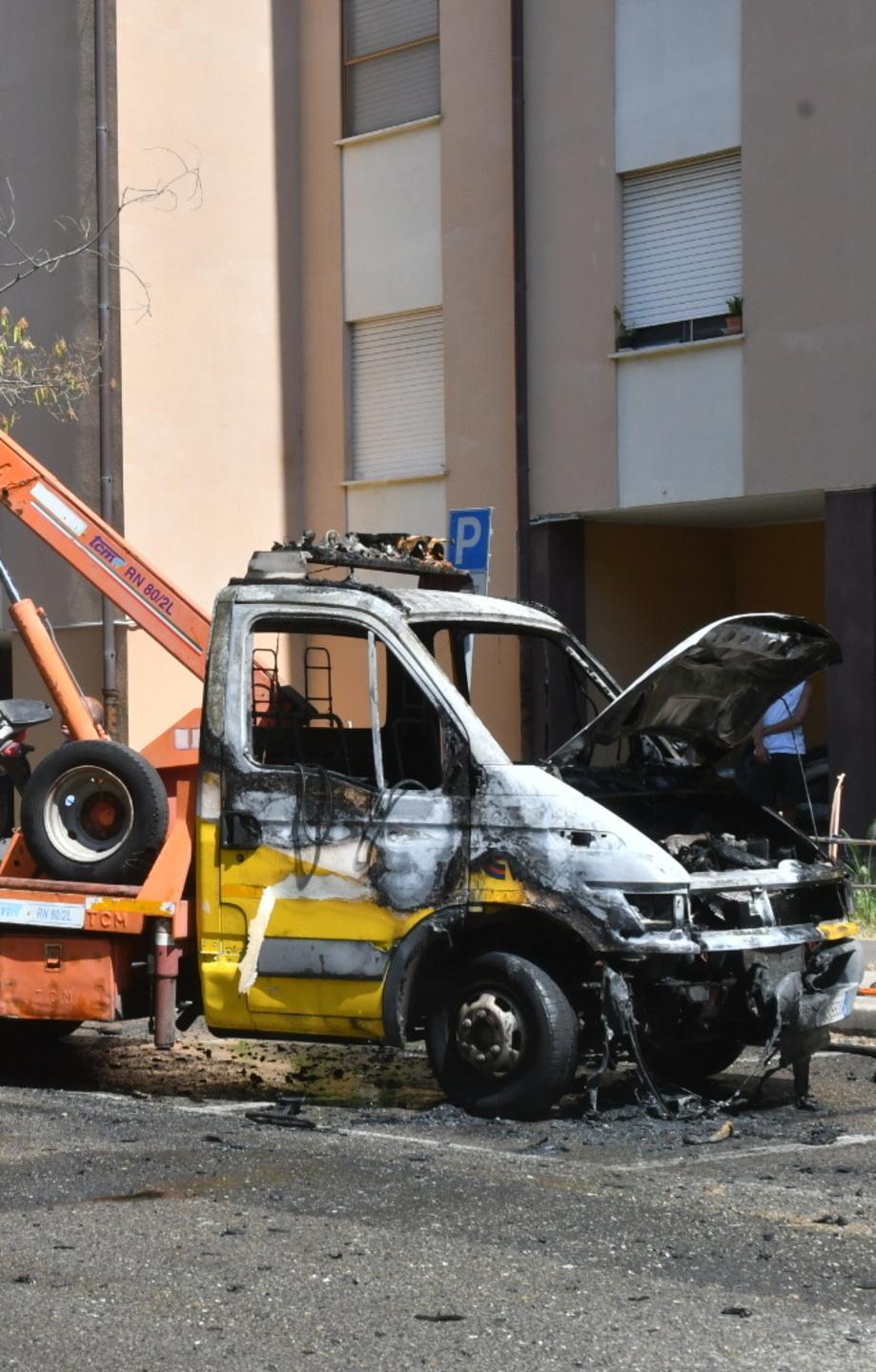 Prende fuoco un carro attrezzi, fiamme davanti ai palazzi