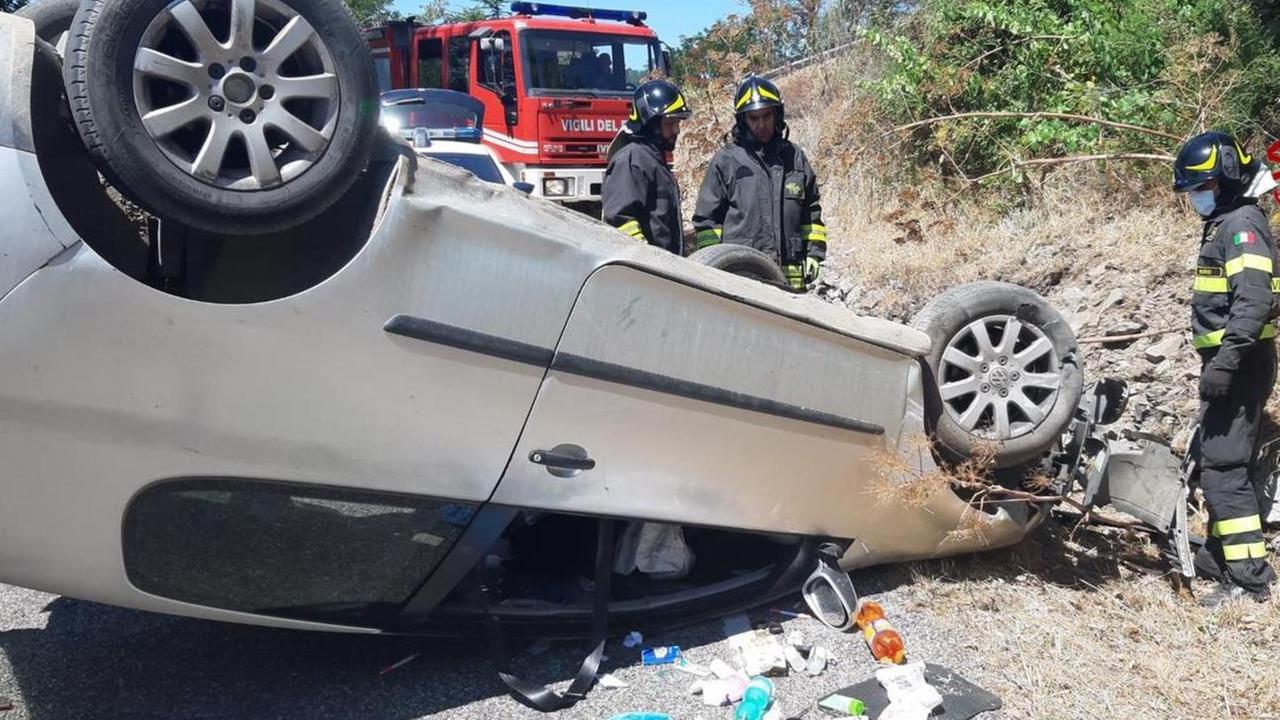 Si ribalta con l’auto lungo la Sp 8