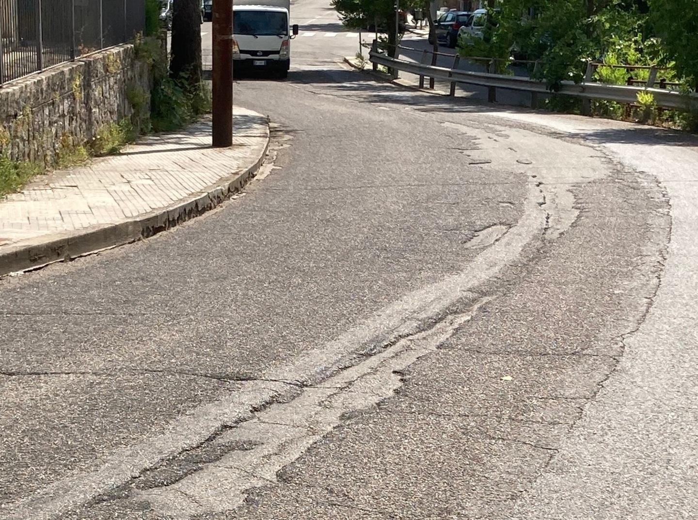 In attesa della pista ciclabile la Sp 42 è costellata di buche