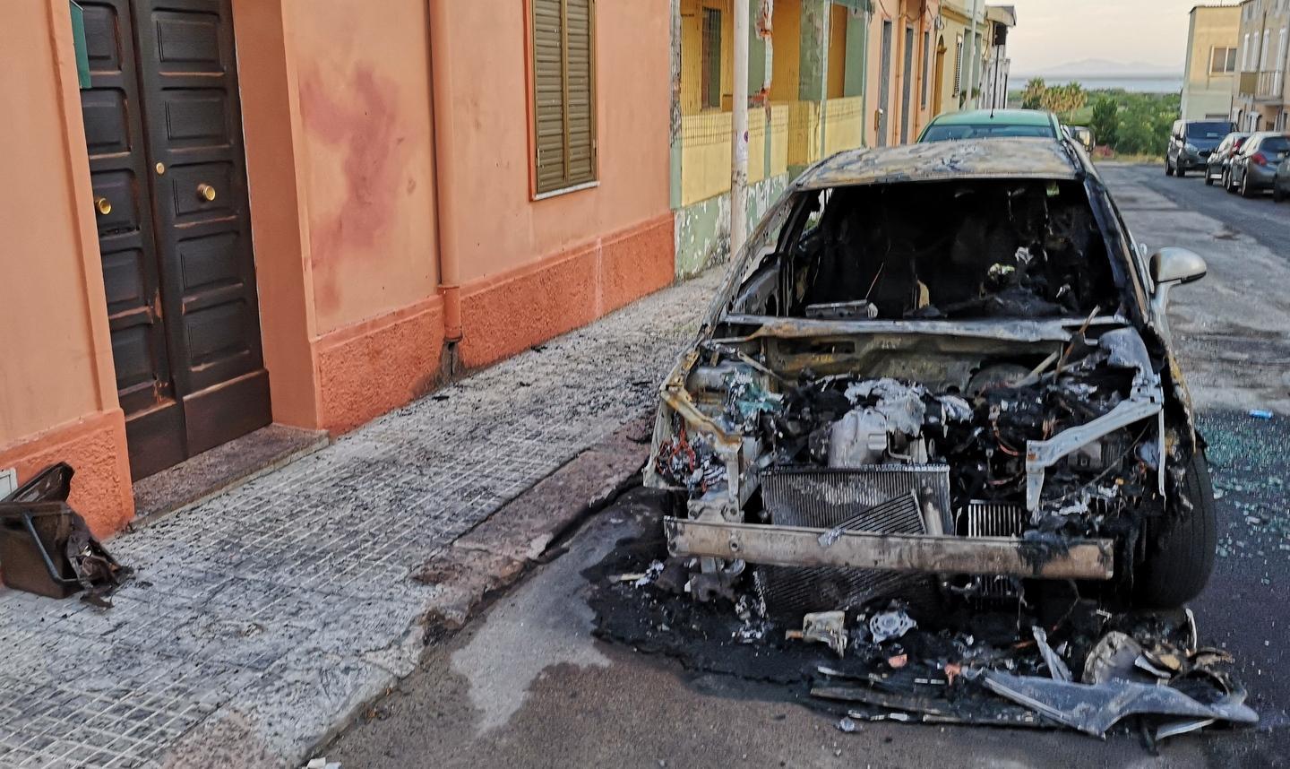 Ritornano gli incendiari, bruciata una Citroën in via Canepa