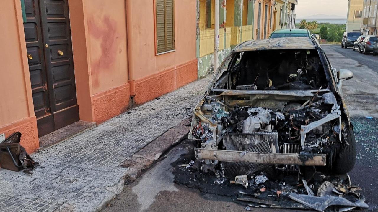 Ritornano gli incendiari, bruciata una Citroën in via Canepa