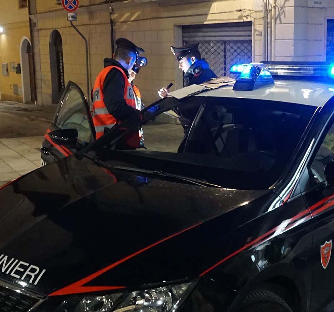 Maxi rissa in ristorante un turista lancia bottiglie ai passanti