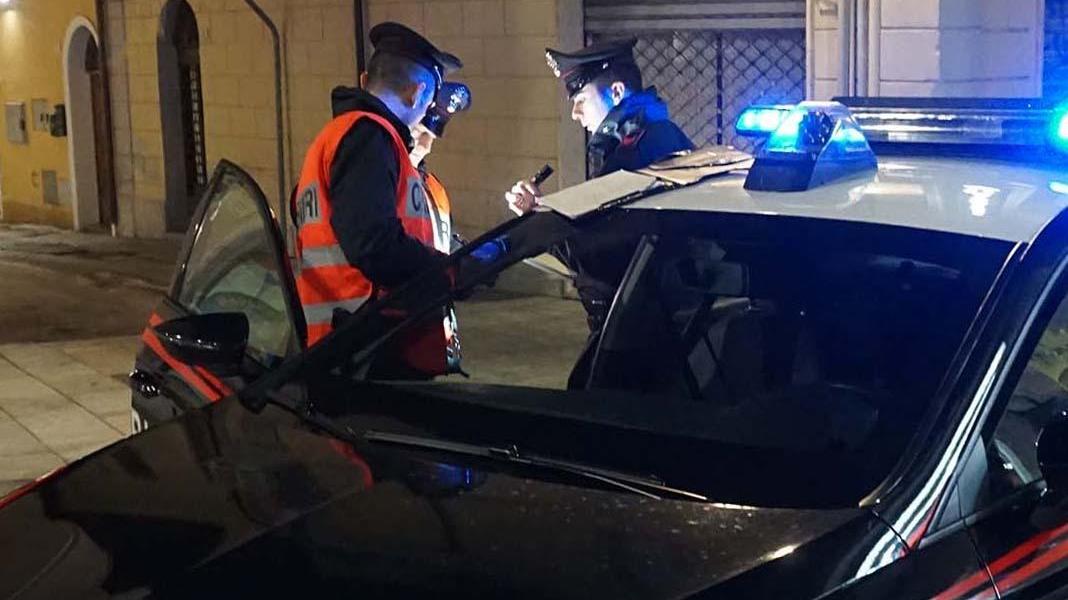 Maxi rissa in ristorante un turista lancia bottiglie ai passanti