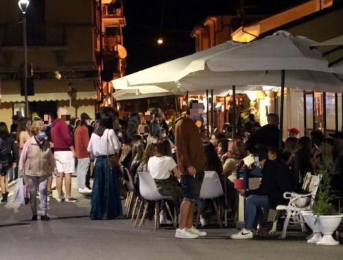 Senza mascherine e assembrato: il popolo della movida e del vaffa al Covid 