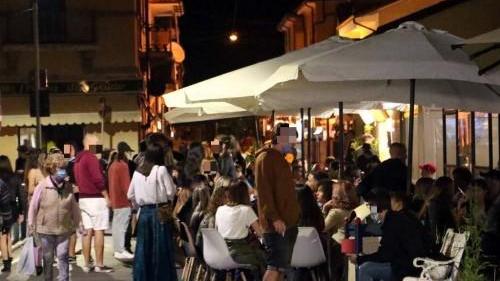 Senza mascherine e assembrato: il popolo della movida e del vaffa al Covid