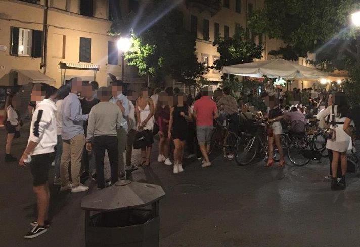 Controlli notturni ok ma fuori dai locali nessuno indossa le mascherine 