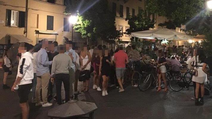 Controlli notturni ok ma fuori dai locali nessuno indossa le mascherine