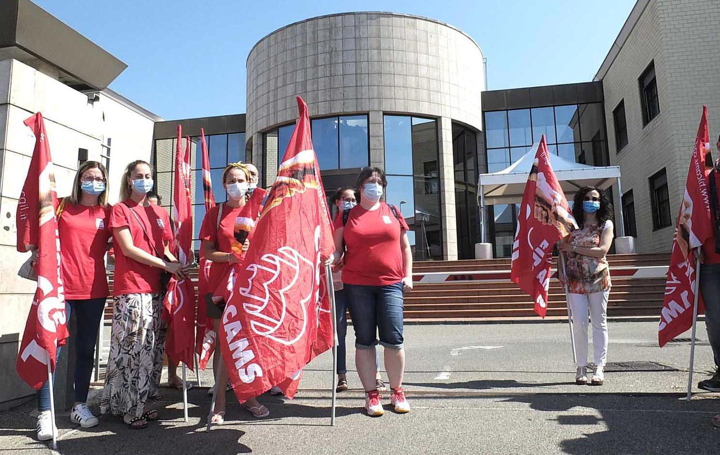 La prima manifestazione fatta di fronte a Estar ad Ospedaletto di Pisa da parte delle lavoratrici del CupTel di Livorno