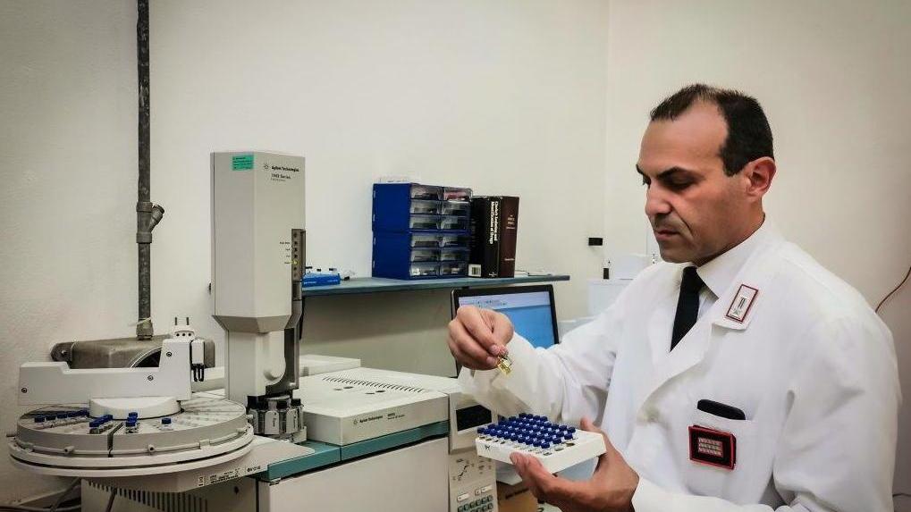 Il maresciallo Antonio Gaita nel laboratorio di analisi delle sostanze stupefacenti dei carabinieri di Grosseto