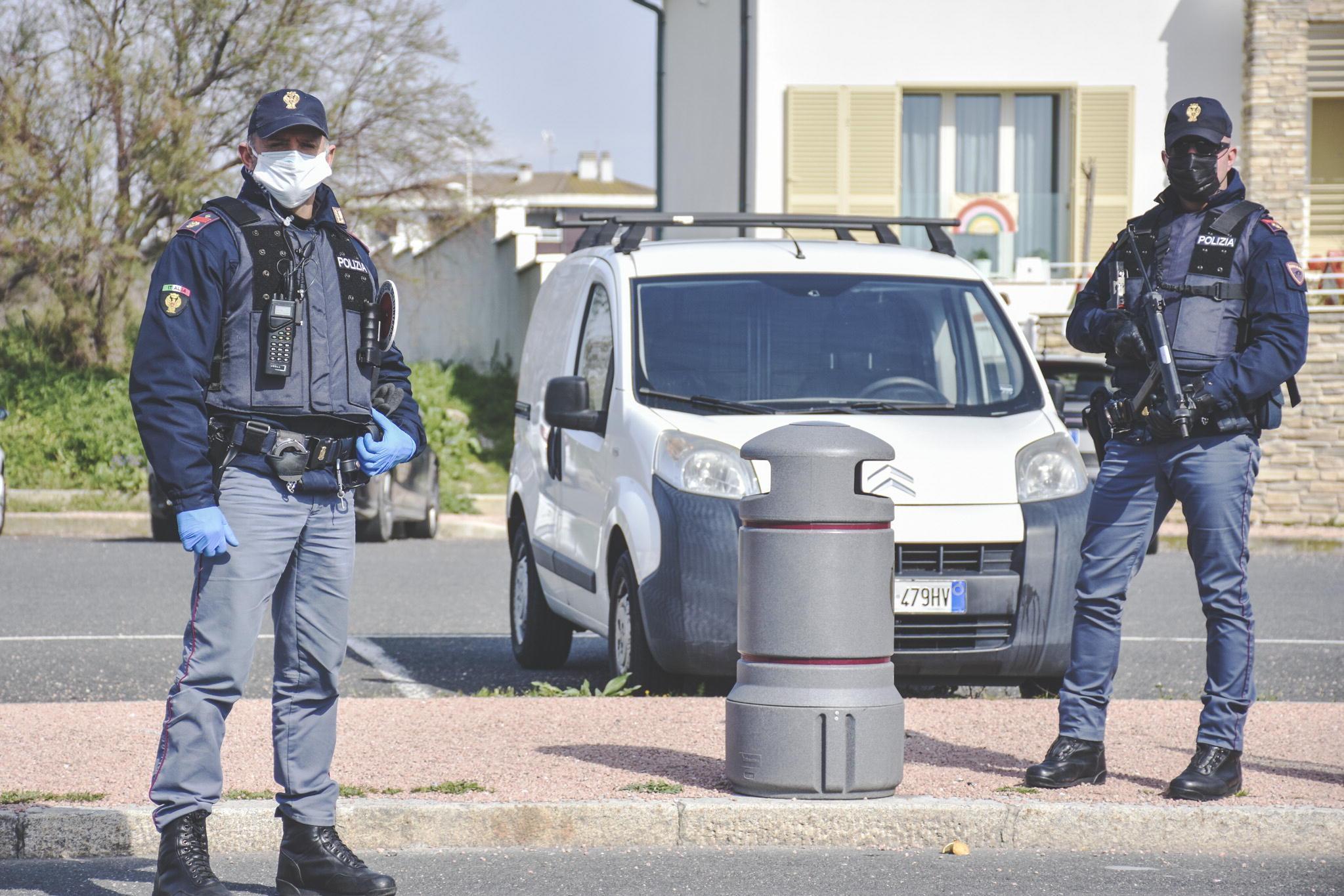 Livorno: assalto con armi a un furgone portavalori, 100mila euro di bottino