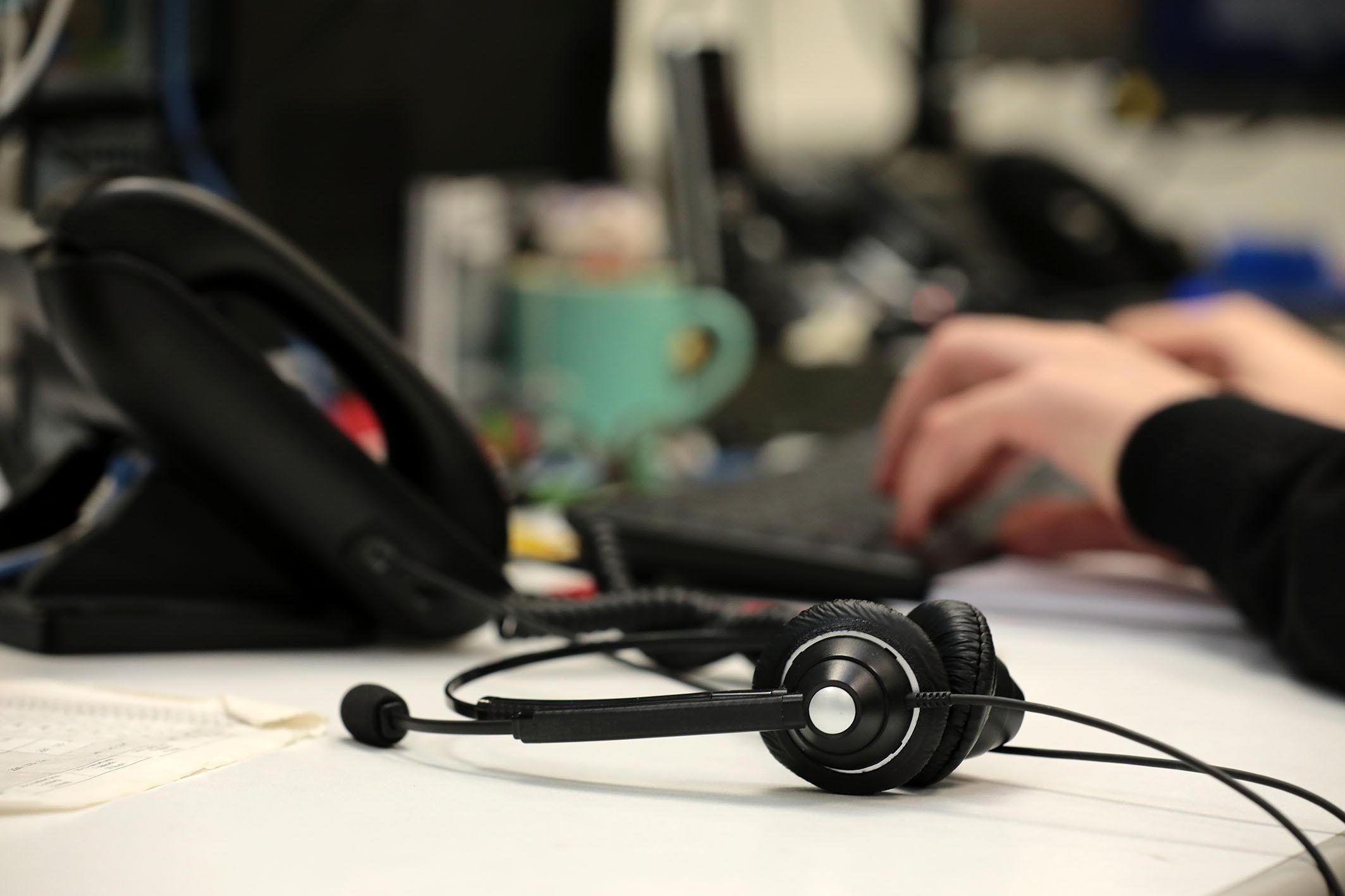 Un operatore di call center (Foto d'archivio)