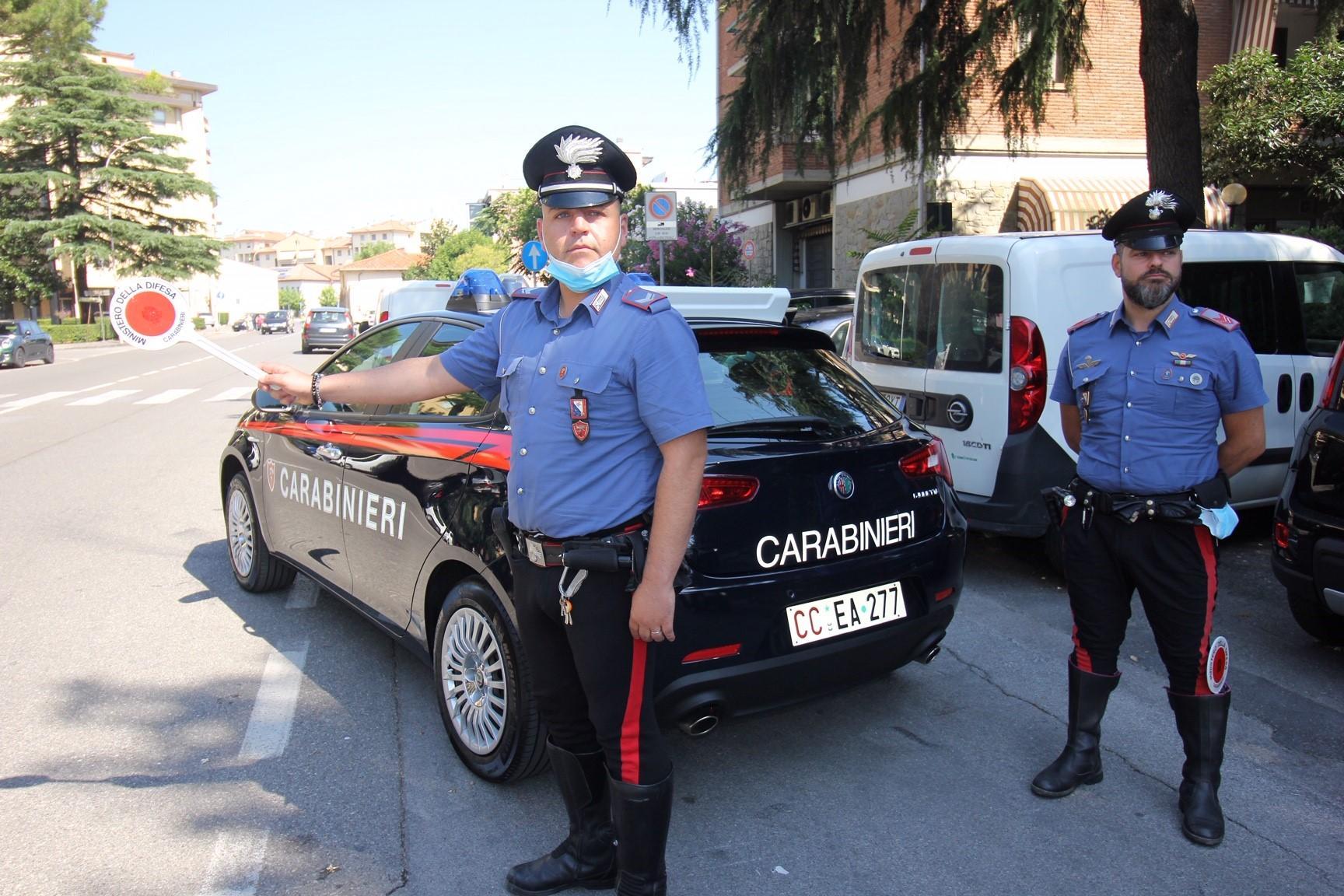 I carabinieri che hanno salvato la ragazza (foto Batavia)