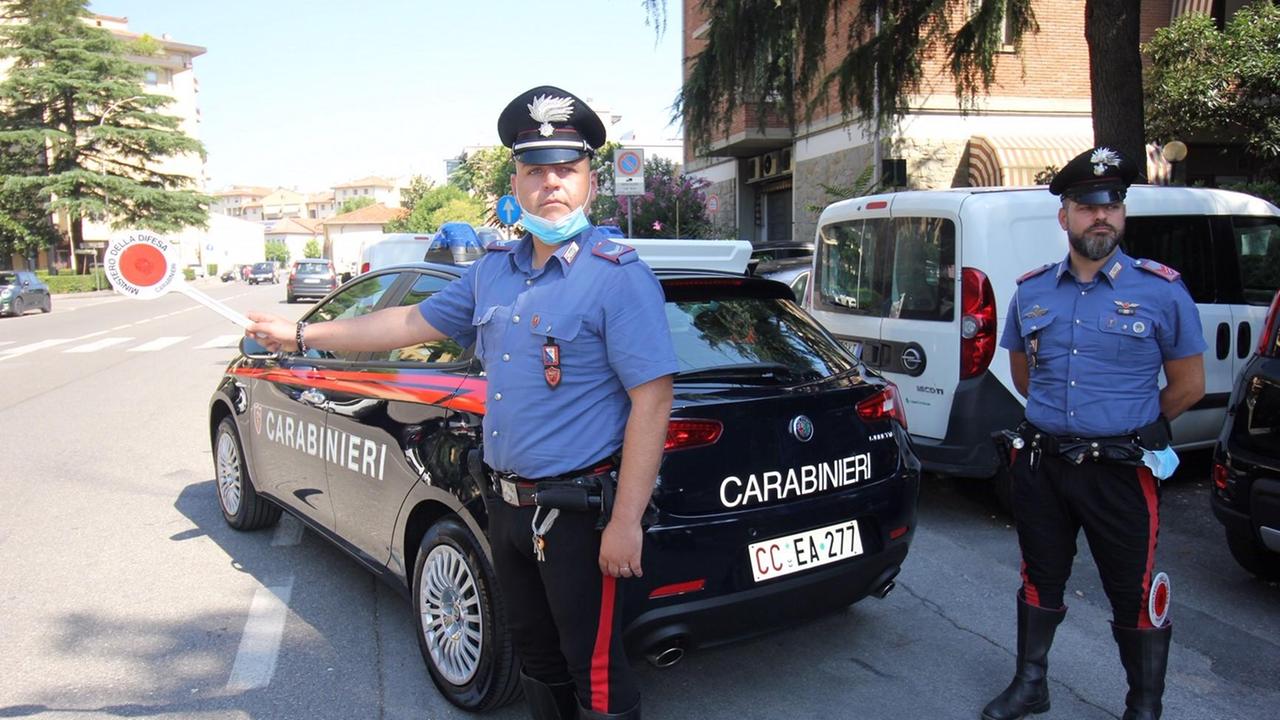 I carabinieri che hanno salvato la ragazza (foto Batavia)