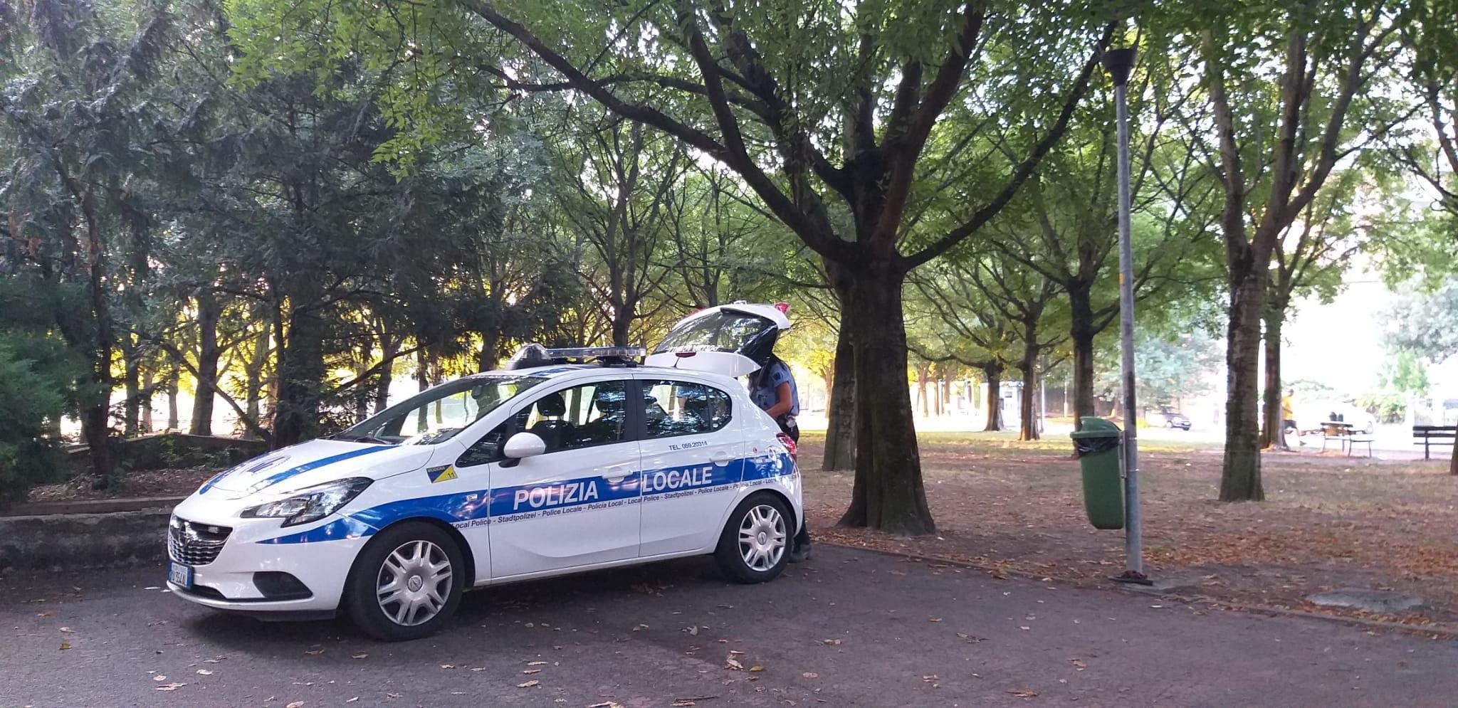 Modena. bivacca nel parco e si scaglia contro gli agenti: arrestato