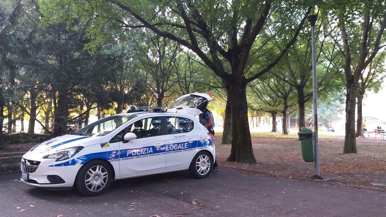 Modena. bivacca nel parco e si scaglia contro gli agenti: arrestato
