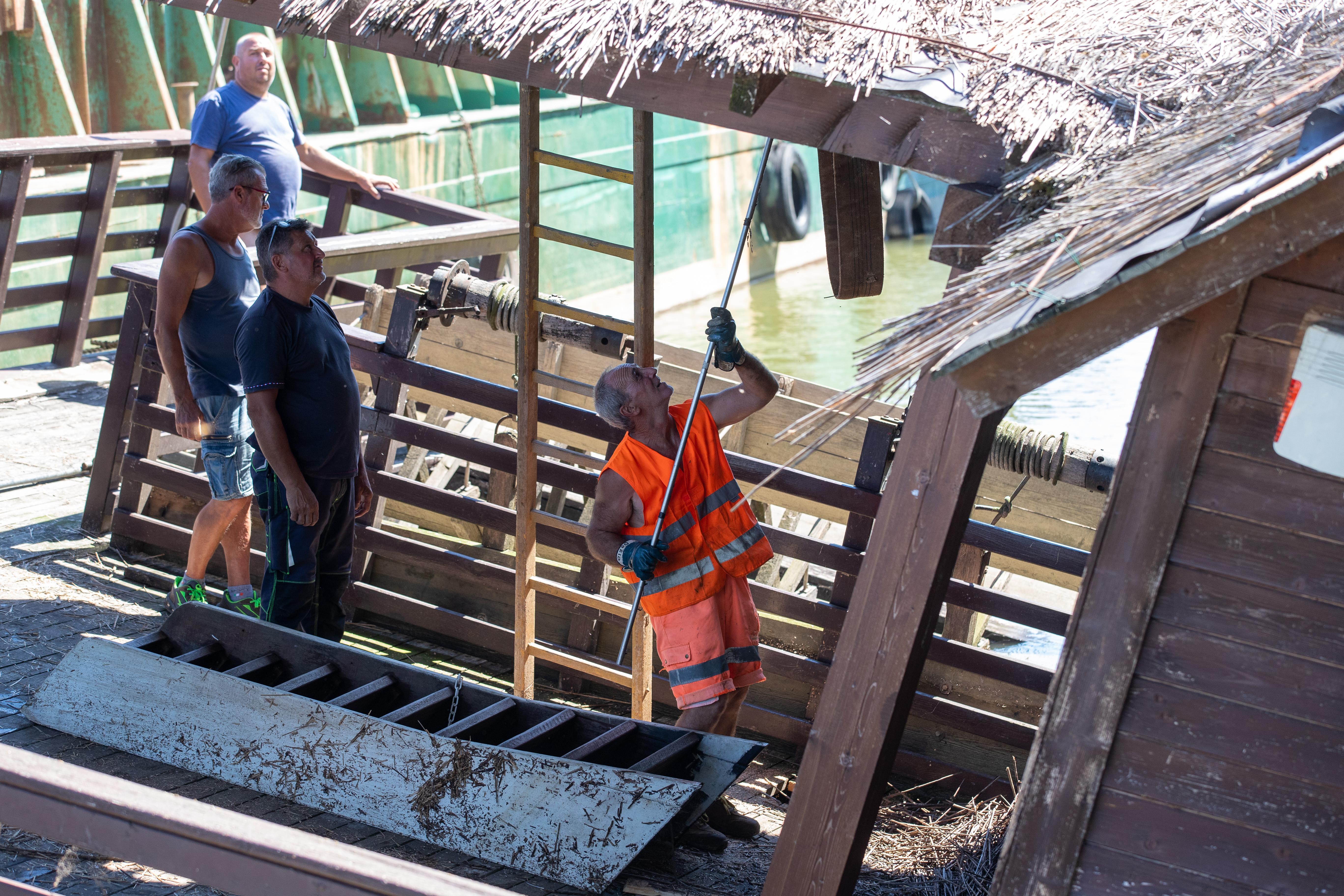 Ro, sollevato dall'acqua il mulino del Po: ora si cercano le falle