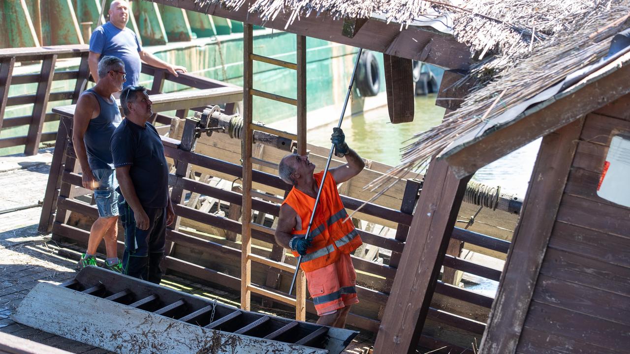 Ro, sollevato dall'acqua il mulino del Po: ora si cercano le falle