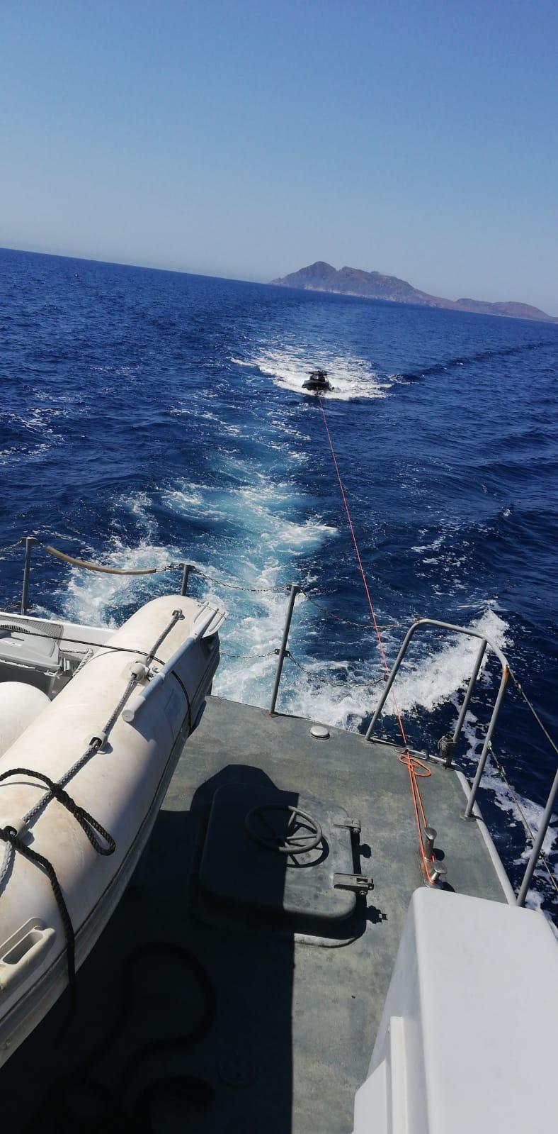 Teulada, la moto d'acqua rischia di affondare: in due salvati dall'esercito