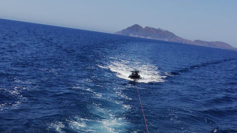 Teulada, la moto d'acqua rischia di affondare: in due salvati dall'esercito