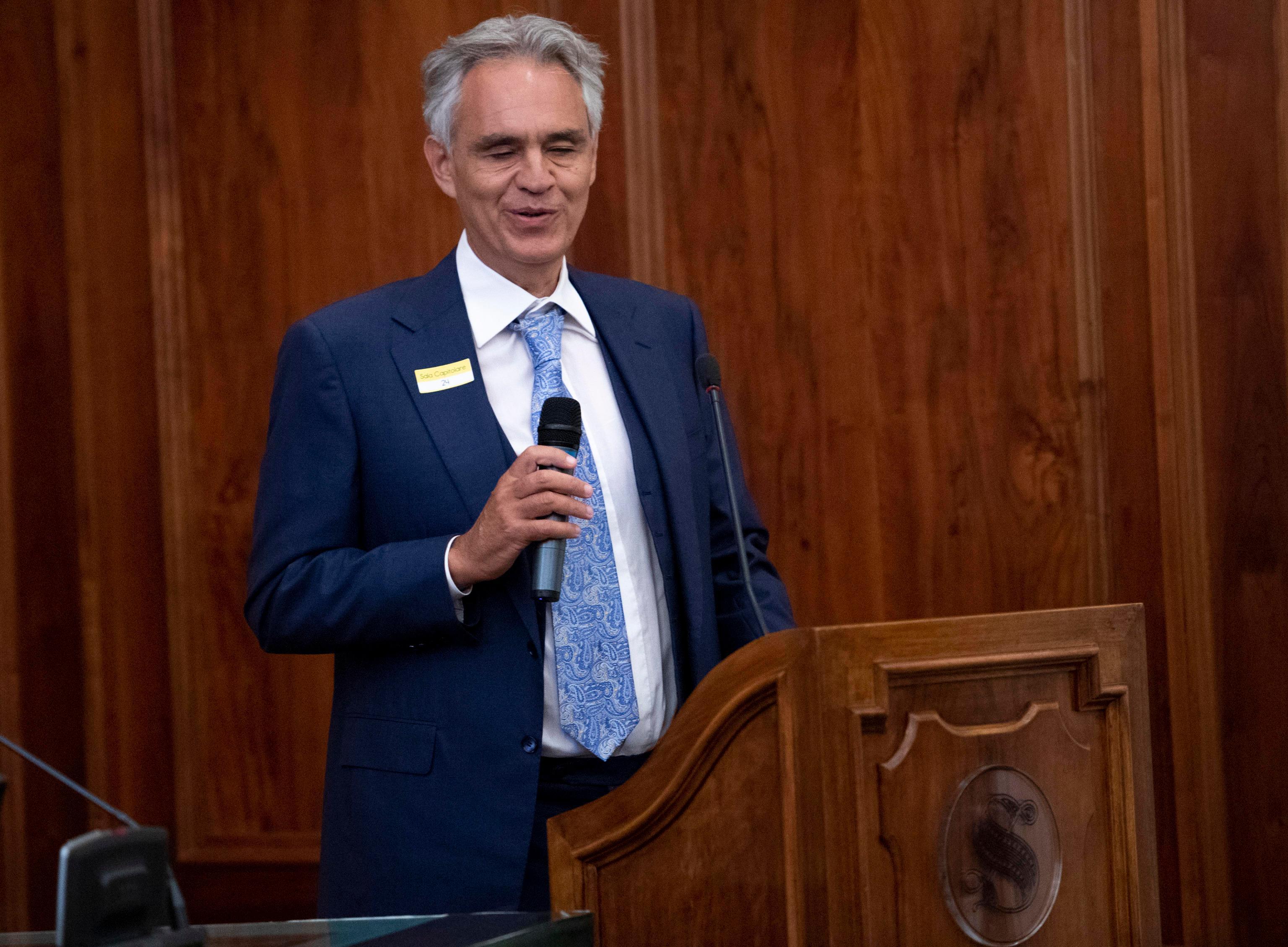 Bocelli al convegno dei negazionisti: "Io, umiliato e offeso dalla privazione della libertà" 