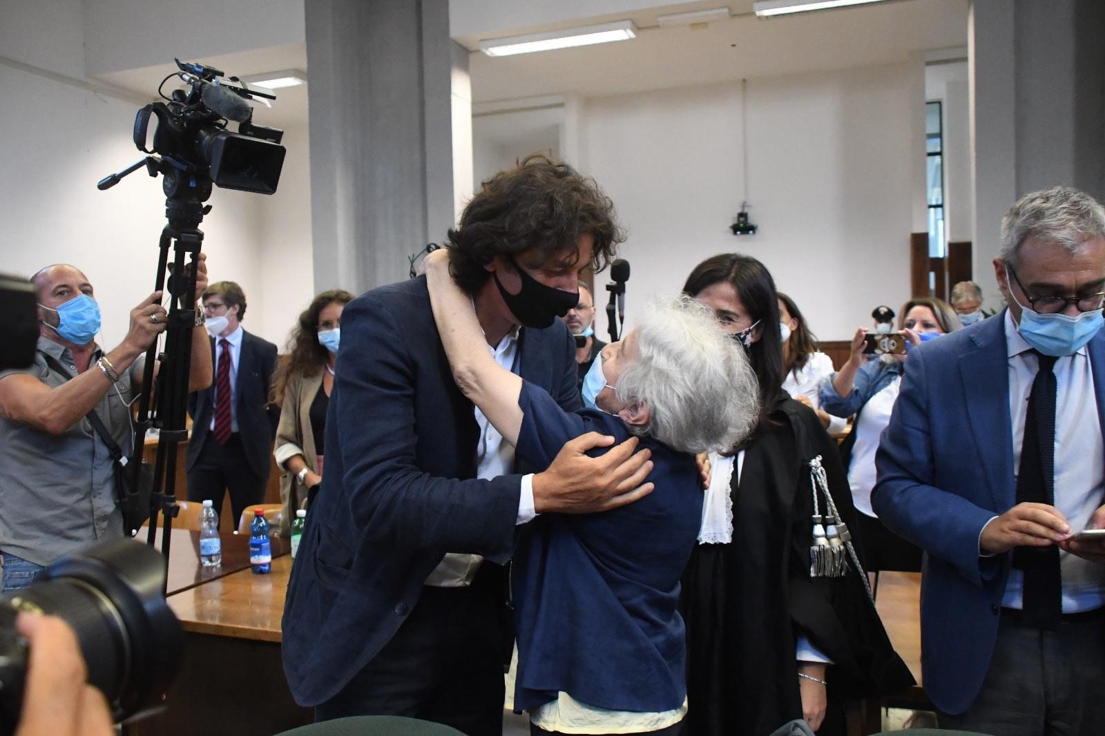 Marco Cappato e Mina Welby si abbracciano dopo la sentenza