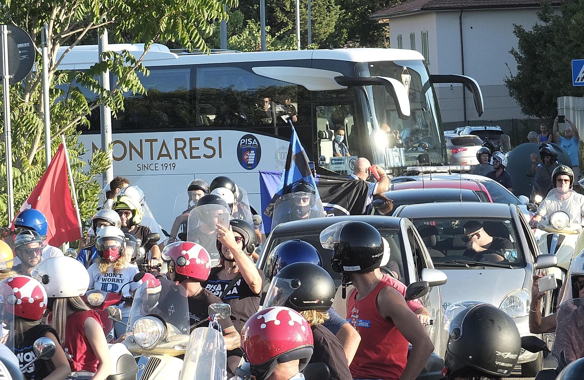 Il pullman "scortato" dai tifosi (Fotoservizio Fabio Muzzi)