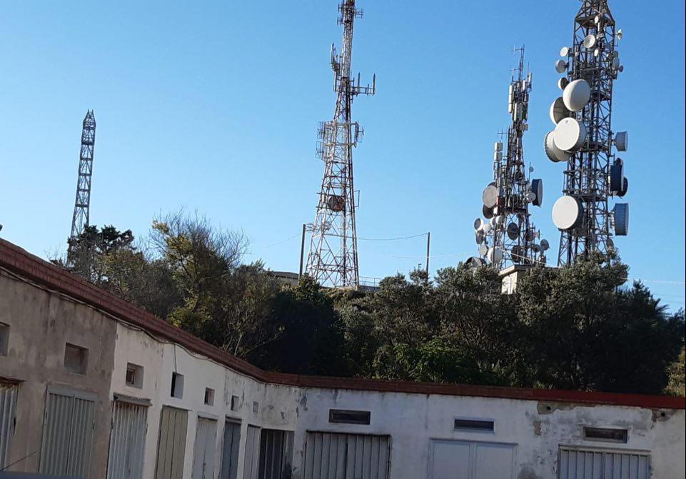 A sinistra il nuovo traliccio alla Tolla Alta, ancora senza antenne