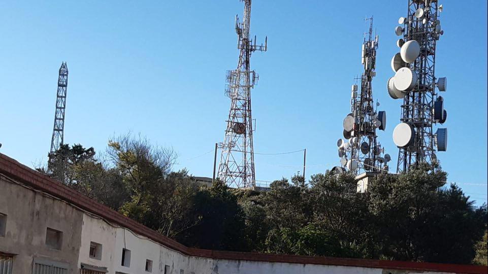 A sinistra il nuovo traliccio alla Tolla Alta, ancora senza antenne