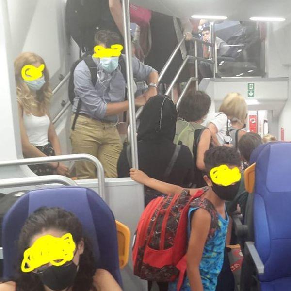 Emilia Romagna. La denuncia: «In treno stretti come sardine E tanti sono senza mascherina» 