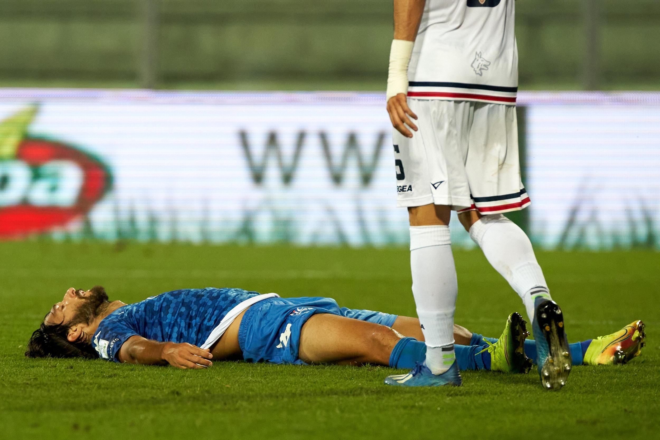 Leonardo Mancuso steso sul prato del Castellani: è l'immagine dell'Empoli sconfitto in casa (foto Sestini)