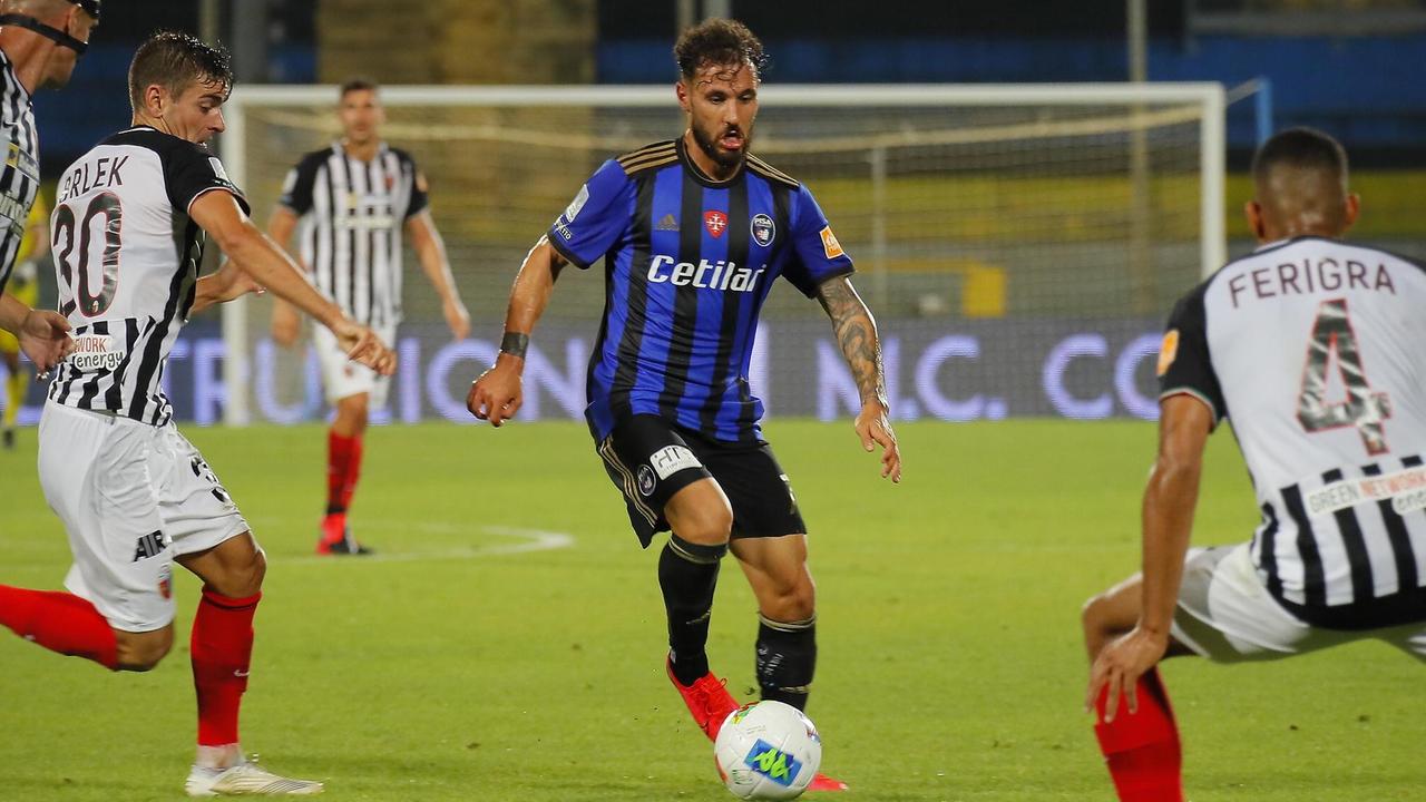 Nicholas Siega in mezzo ai difensori avversari