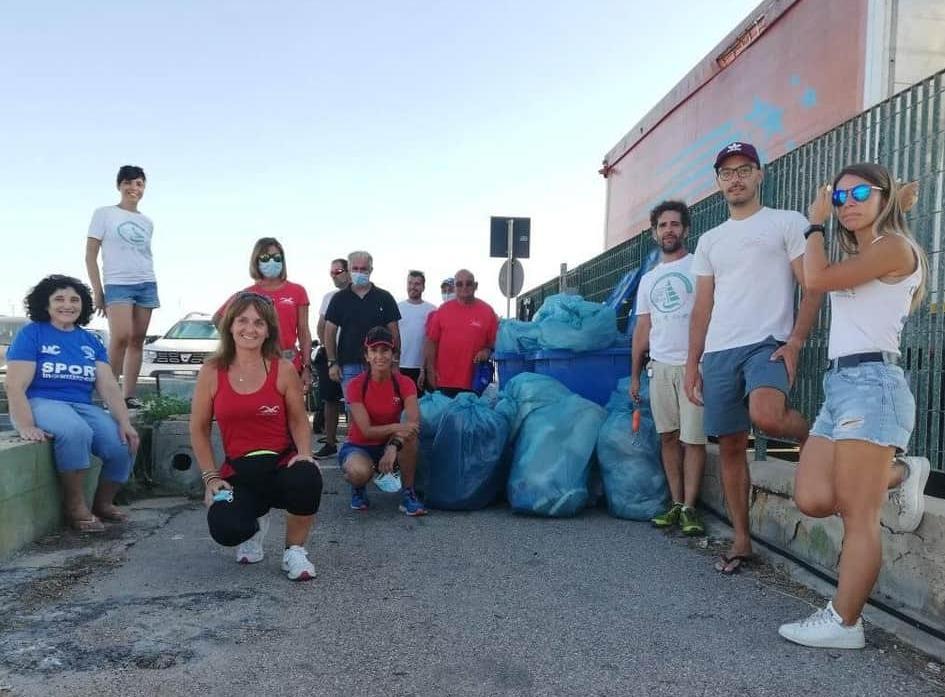 Dal fondale del porticciolo emerge un mare di rifiuti 