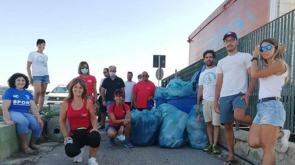 Dal fondale del porticciolo emerge un mare di rifiuti