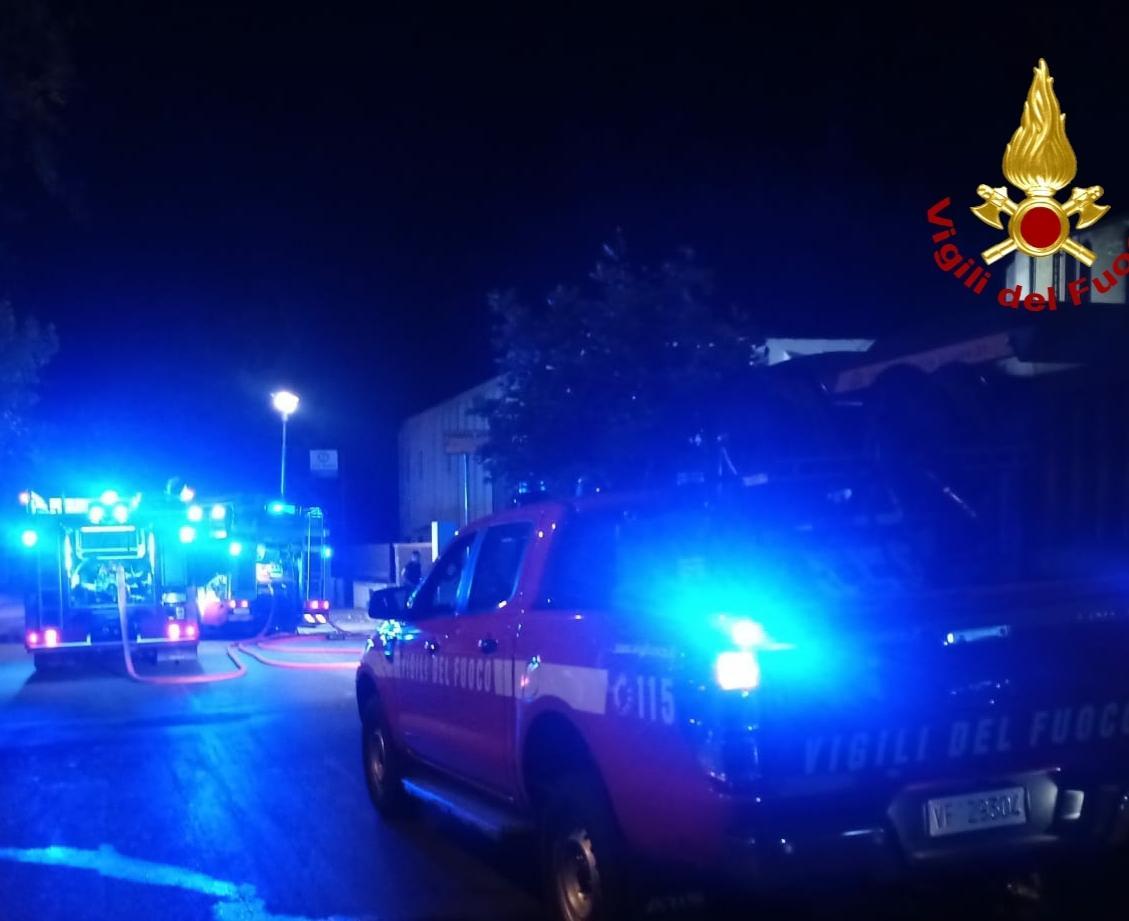 In fiamme il mercatino delle pulci 