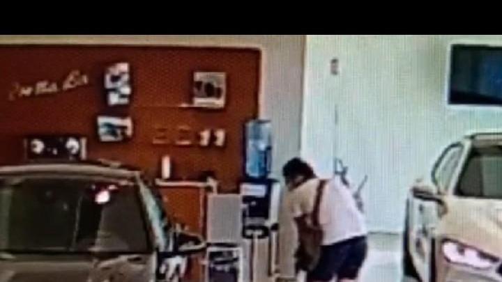 Il ladro con la mascherina all'interno della concessionaria incastrato dalle telecamere