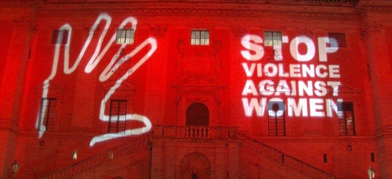 Maltratta e minaccia per mesi la convivente: arrestato un trentenne 