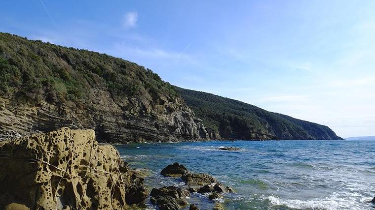 Cadono rocce dalla scogliera: feriti padre e figlia