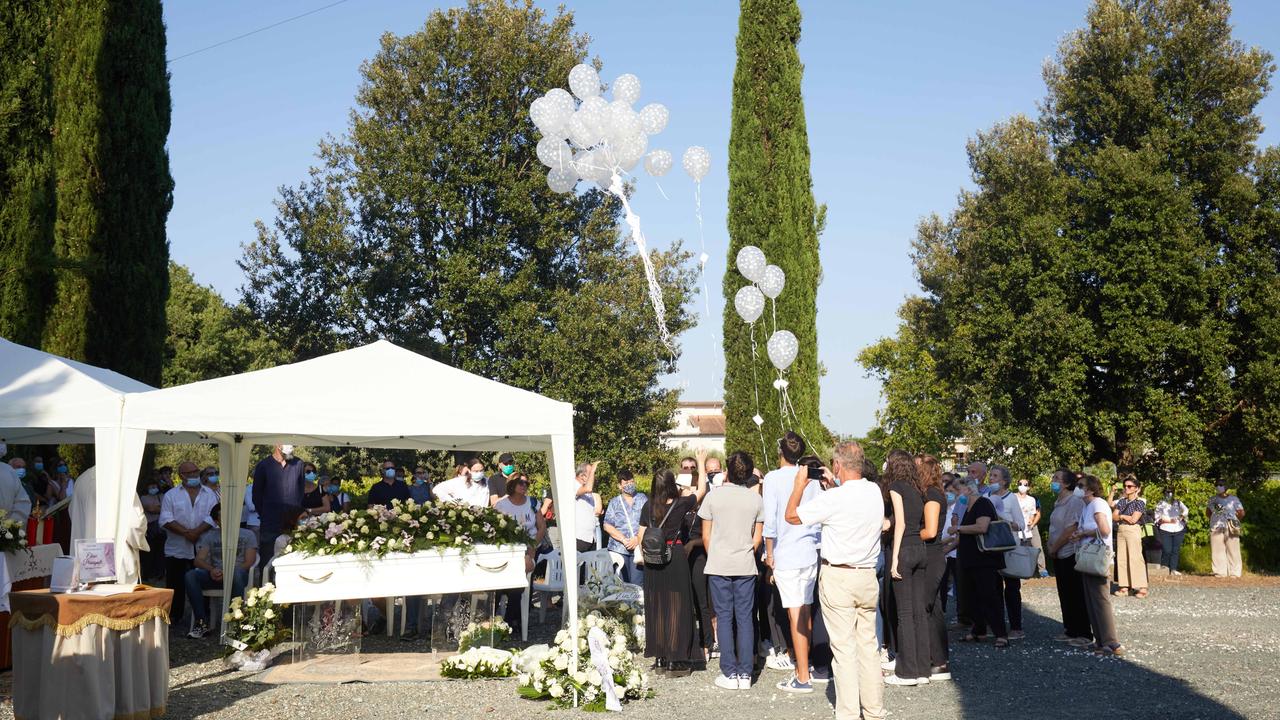 Il lancio di palloncini bianchi per l'ultimo saluto a Elena Pieragnoli (foto Carlo Sestini)