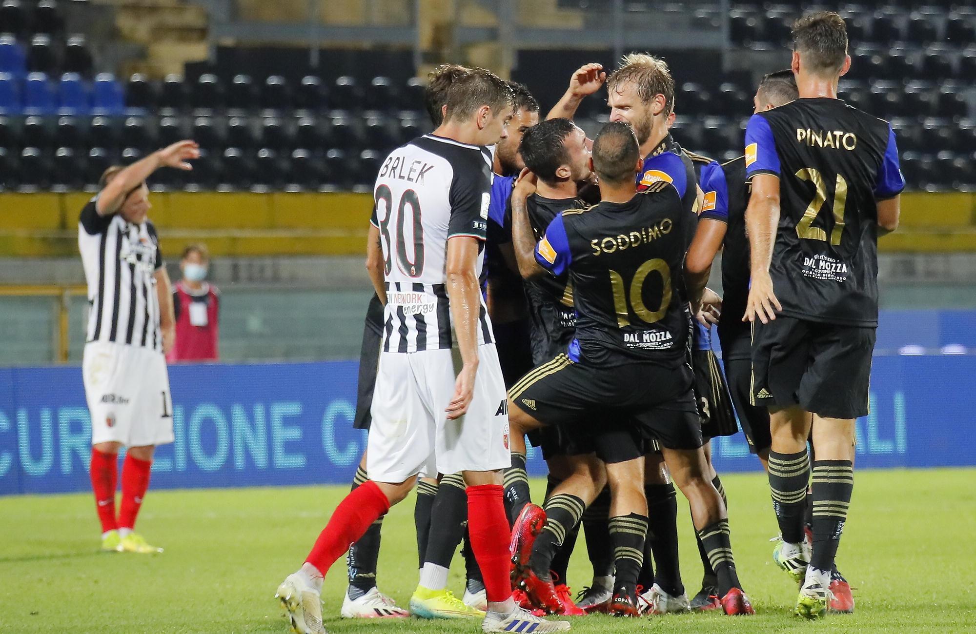 L' esultanza nerazzurra dopo il gol di Siega contro l'Ascoli