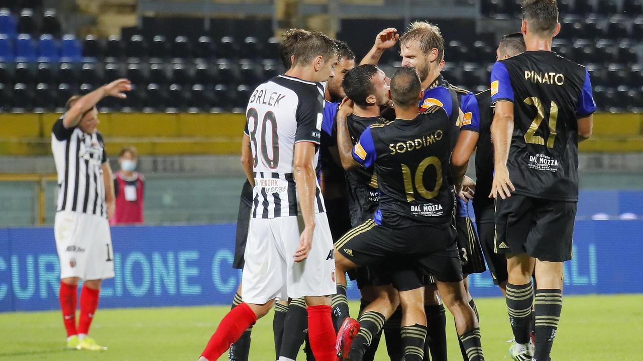 L' esultanza nerazzurra dopo il gol di Siega contro l'Ascoli