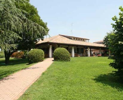 Sassuolo Va a nuotare in piscina e lascia in auto il cane che muore per il caldo 