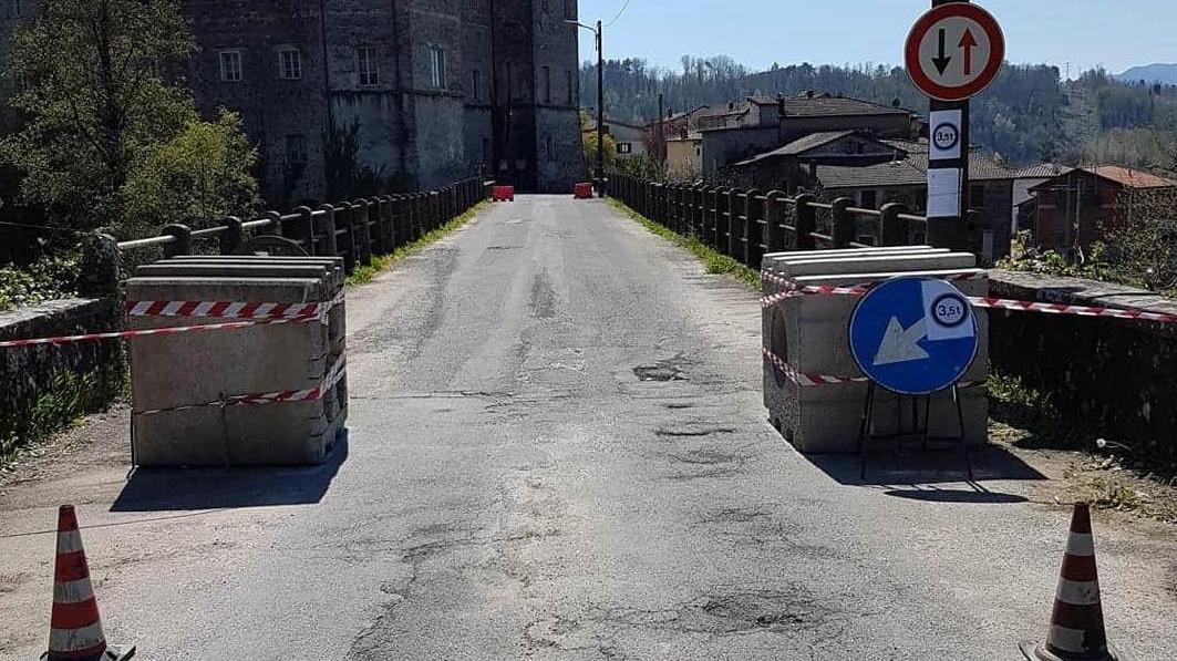 Pontebosio, chiuso il ponte Il sindaco: «Lasciato solo»