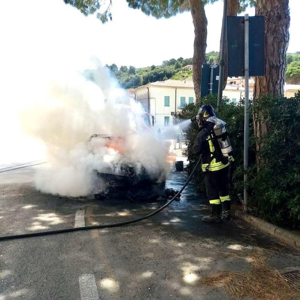 Paura per un’auto in fiamme in centro