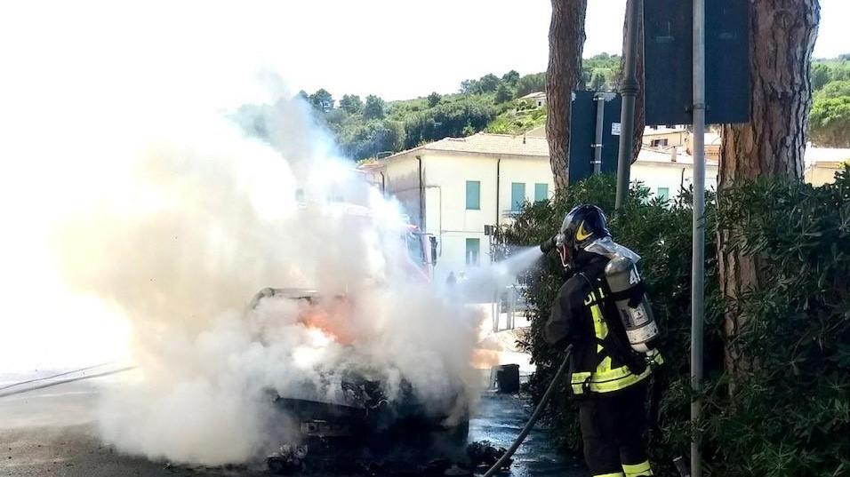Paura per un’auto in fiamme in centro