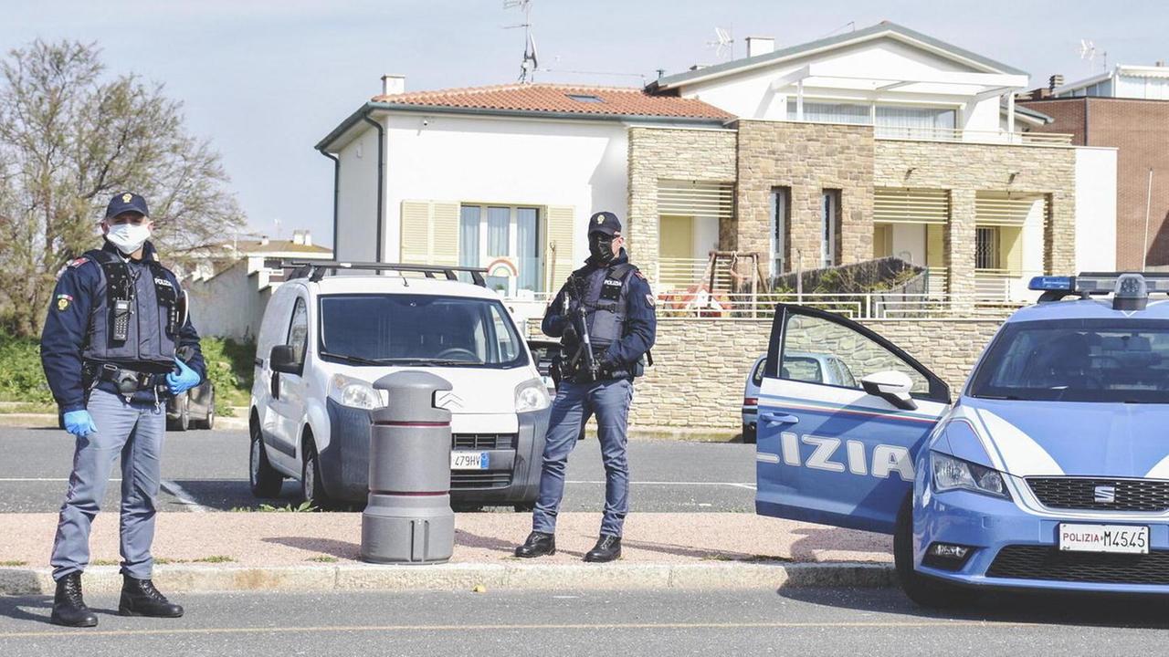 Assalto con kalashnikov al portavalori Rubano i soldi delle pensioni alle poste