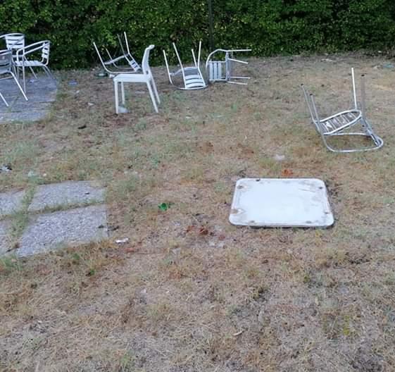 Banda di ragazzini sfascia sedie e tavolini di un bar 