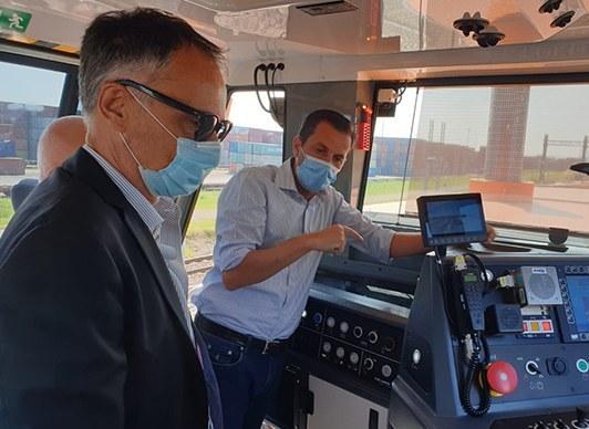 Una linea di treni merci tra Dinazzano e Marzaglia 