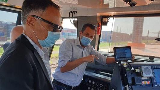 Una linea di treni merci tra Dinazzano e Marzaglia