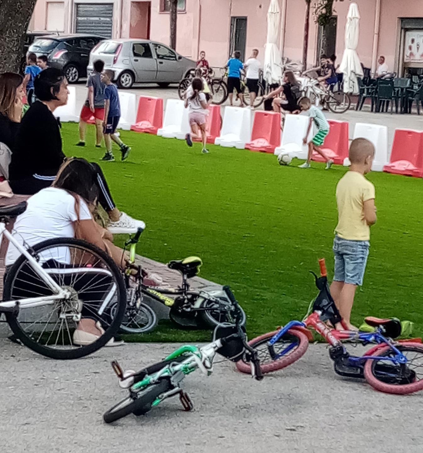 Un campetto in erba sintetica in piazza Carraghentu